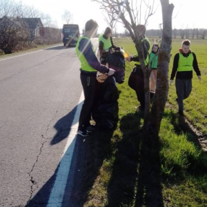 pokaż obrazek - Uczniowie sprzątają śmieci