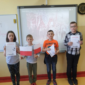 pokaż obrazek - Uczniowie prezentują efekty swojej pracy