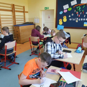 pokaż obrazek - Uczniowie wypełniają karty pracy