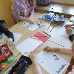 pokaż obrazek - Uczniowie wypełniają karty pracy