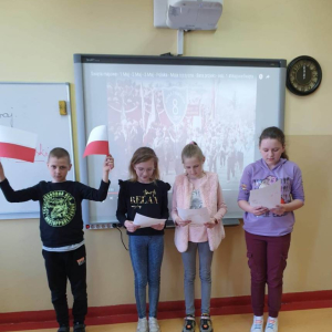 pokaż obrazek - Uczniowie prezentują efekty swojej pracy