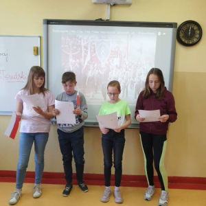 pokaż obrazek - Uczniowie prezentują efekty swojej pracy