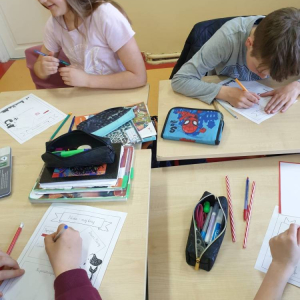 pokaż obrazek - Uczniowie wypełniają karty pracy