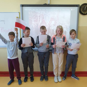 pokaż obrazek - Uczniowie prezentują efekty swojej pracy
