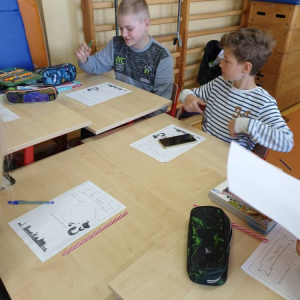 pokaż obrazek - Uczniowie wypełniają karty pracy