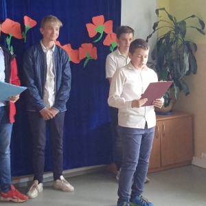 pokaż obrazek - Montaż słowno-muzyczny w wykonaniu uczniów klasy VI
