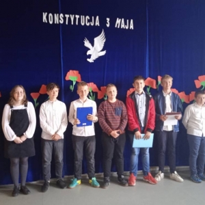pokaż obrazek - Montaż słowno-muzyczny w wykonaniu uczniów klasy VI