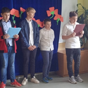pokaż obrazek - Montaż słowno-muzyczny w wykonaniu uczniów klasy VI