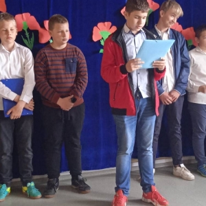 pokaż obrazek - Montaż słowno-muzyczny w wykonaniu uczniów klasy VI