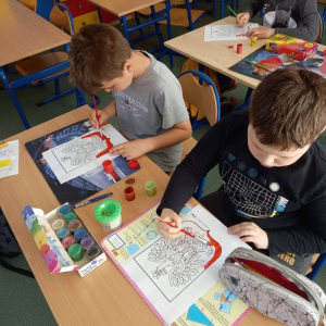pokaż obrazek - Uczniowie malują