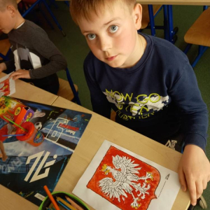 pokaż obrazek - Uczeń maluje