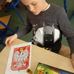 pokaż obrazek - Uczeń maluje