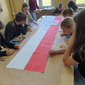 pokaż obrazek - Uczniowie rysują