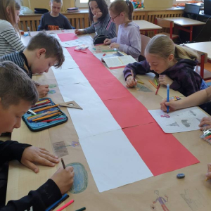 pokaż obrazek - Uczniowie rysują