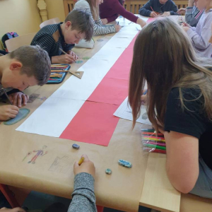 pokaż obrazek - Uczniowie rysują