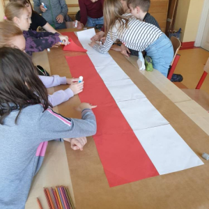 pokaż obrazek - Uczniowie rysują