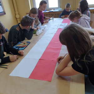 pokaż obrazek - Uczniowie rysują