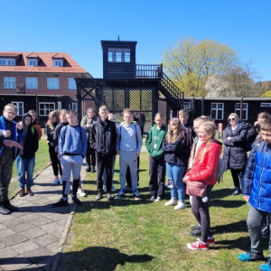 pokaż obrazek - Uczniowie zwiedzają Muzeum Stutthof w Sztutowie