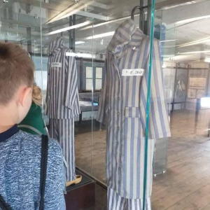 pokaż obrazek - Uczniowie zwiedzają Muzeum Stutthof w Sztutowie