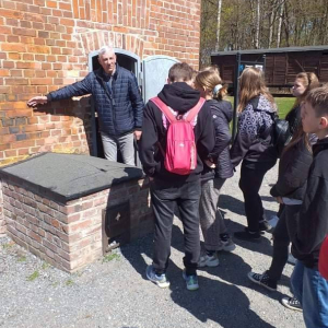 pokaż obrazek - Uczniowie zwiedzają Muzeum Stutthof w Sztutowie