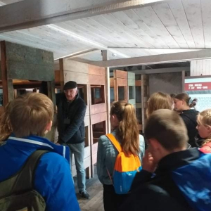 pokaż obrazek - Uczniowie zwiedzają Muzeum Stutthof w Sztutowie