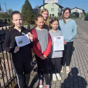 pokaż obrazek - Uczennice z ulotkami