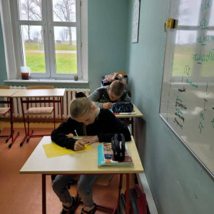 pokaż obrazek - Uczniowie rozwiązują zadania