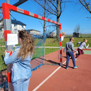 pokaż obrazek - Uczniowie rozwiązują zadania
