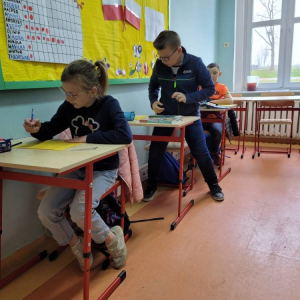 pokaż obrazek - Uczniowie rozwiązują zadania