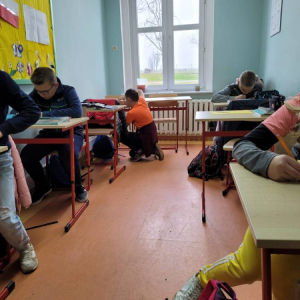 pokaż obrazek - Uczniowie rozwiązują zadania