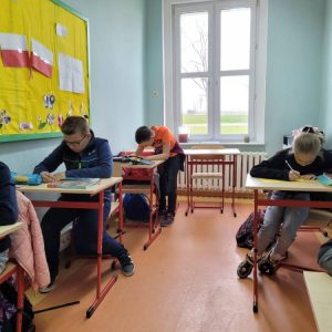 pokaż obrazek - Uczniowie rozwiązują zadania