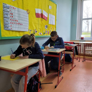 pokaż obrazek - Uczniowie rozwiązują zadania
