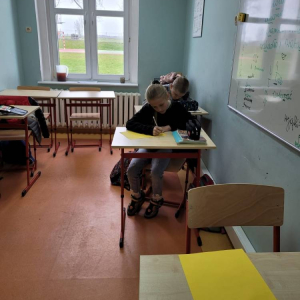 pokaż obrazek - Uczniowie rozwiązują zadania