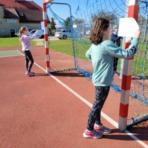 pokaż obrazek - Uczniowie rozwiązują zadania