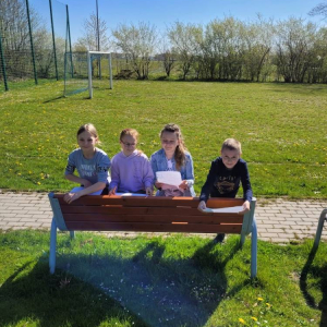 pokaż obrazek - Uczniowie rozwiązują zadania