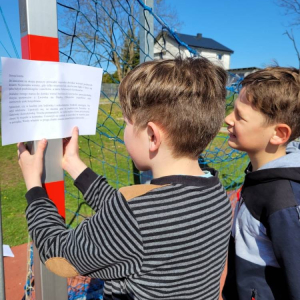 pokaż obrazek - Uczniowie rozwiązują zadania