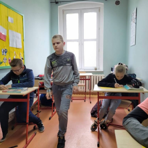 pokaż obrazek - Uczniowie rozwiązują zadania