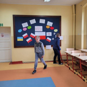 pokaż obrazek - Uczniowie rozwiązują zadania