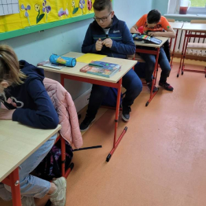 pokaż obrazek - Uczniowie rozwiązują zadania