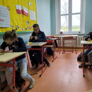 pokaż obrazek - Uczniowie rozwiązują zadania