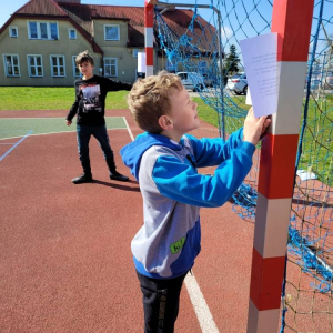 pokaż obrazek - Uczniowie rozwiązują zadania