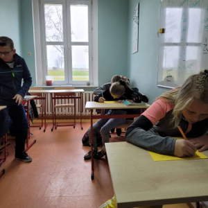 pokaż obrazek - Uczniowie rozwiązują zadania