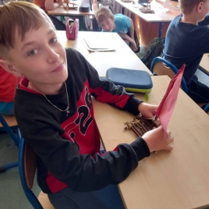 pokaż obrazek - Uczeń prezentuje swoją tratwę