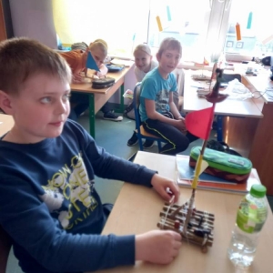 pokaż obrazek - Uczeń prezentuje swoją tratwę