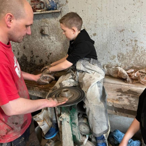 pokaż obrazek - Uczniowie tworzą własne naczynia na kole garncarskim