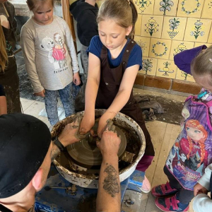 pokaż obrazek - Uczniowie tworzą własne naczynia na kole garncarskim