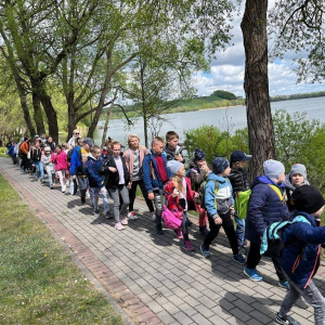 pokaż obrazek - Uczniowie idą w parach