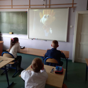 pokaż obrazek - Uczniowie oglądają film