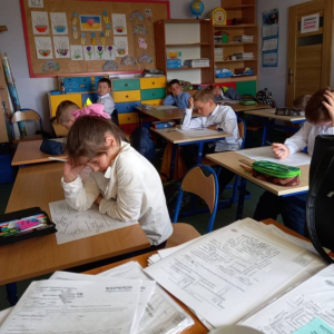 pokaż obrazek - Uczniowie piszą test