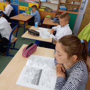 pokaż obrazek - Uczniowie piszą test